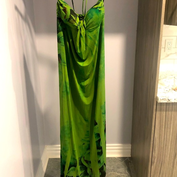 Its a beautiful green dress sleevless never worn - Picture 1 of 2